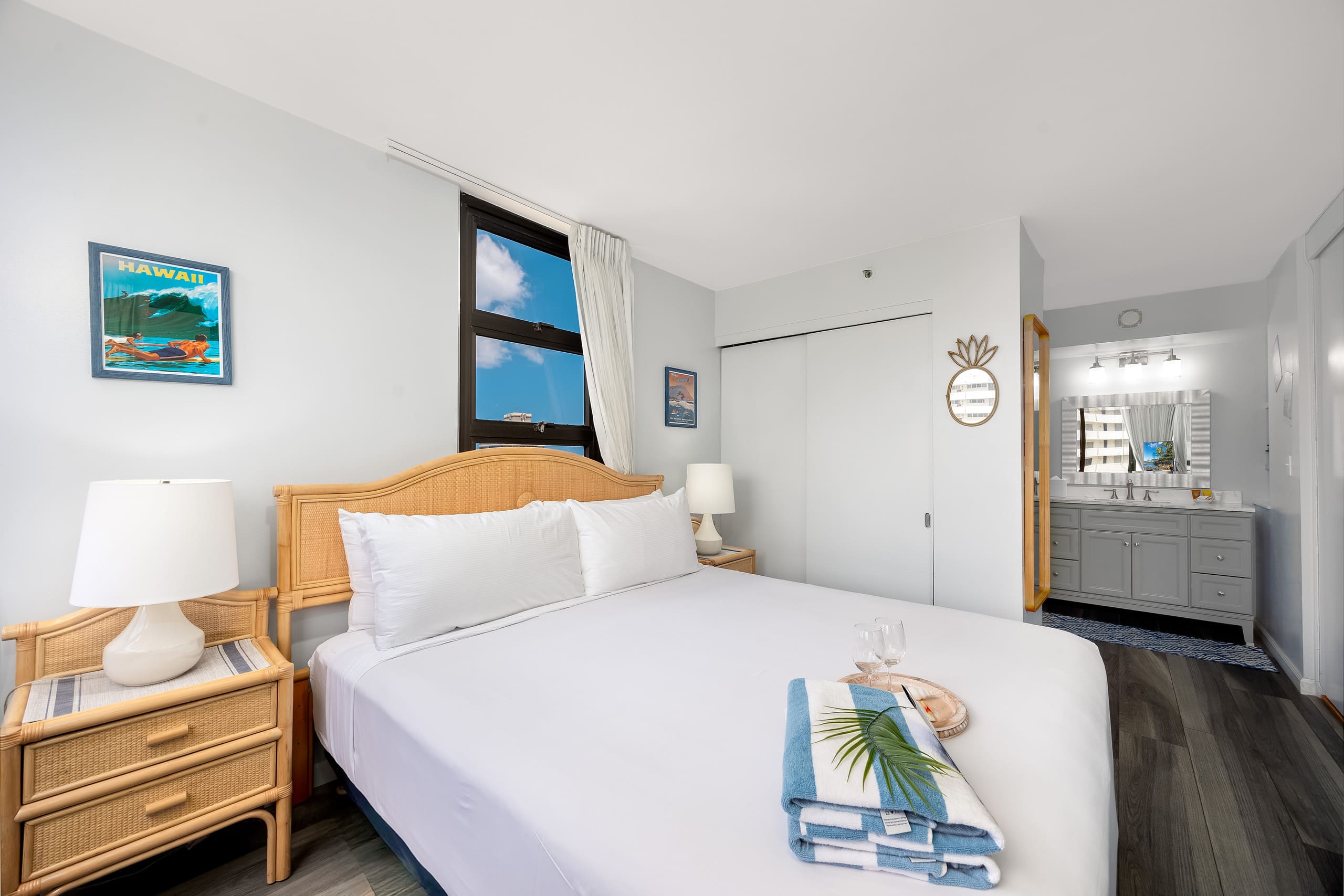 Waikiki condo w/ lanai, ocean views & beach gear - Image 31