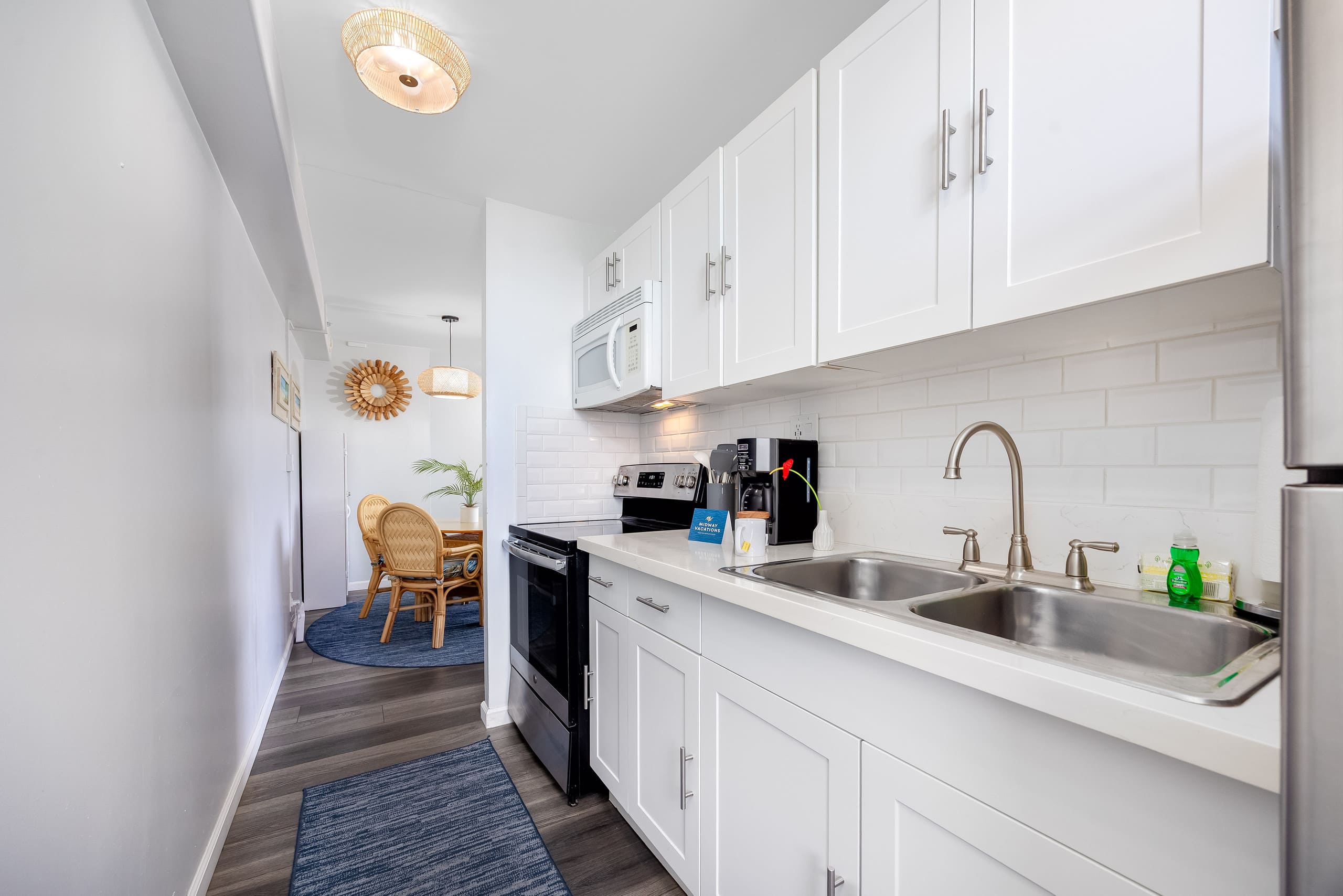 Waikiki condo w/ lanai, ocean views & beach gear - Image 17