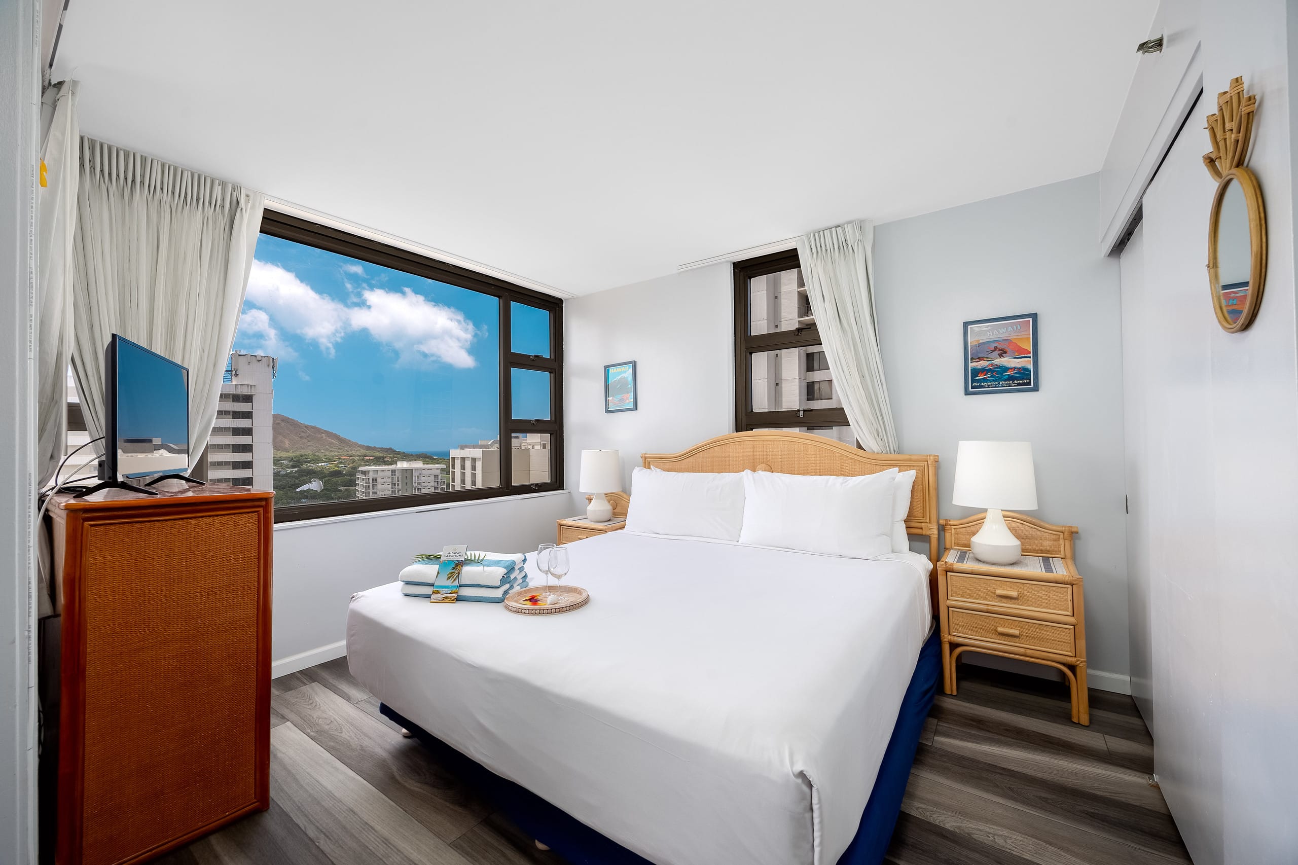 Waikiki condo w/ lanai, ocean views & beach gear - Image 27