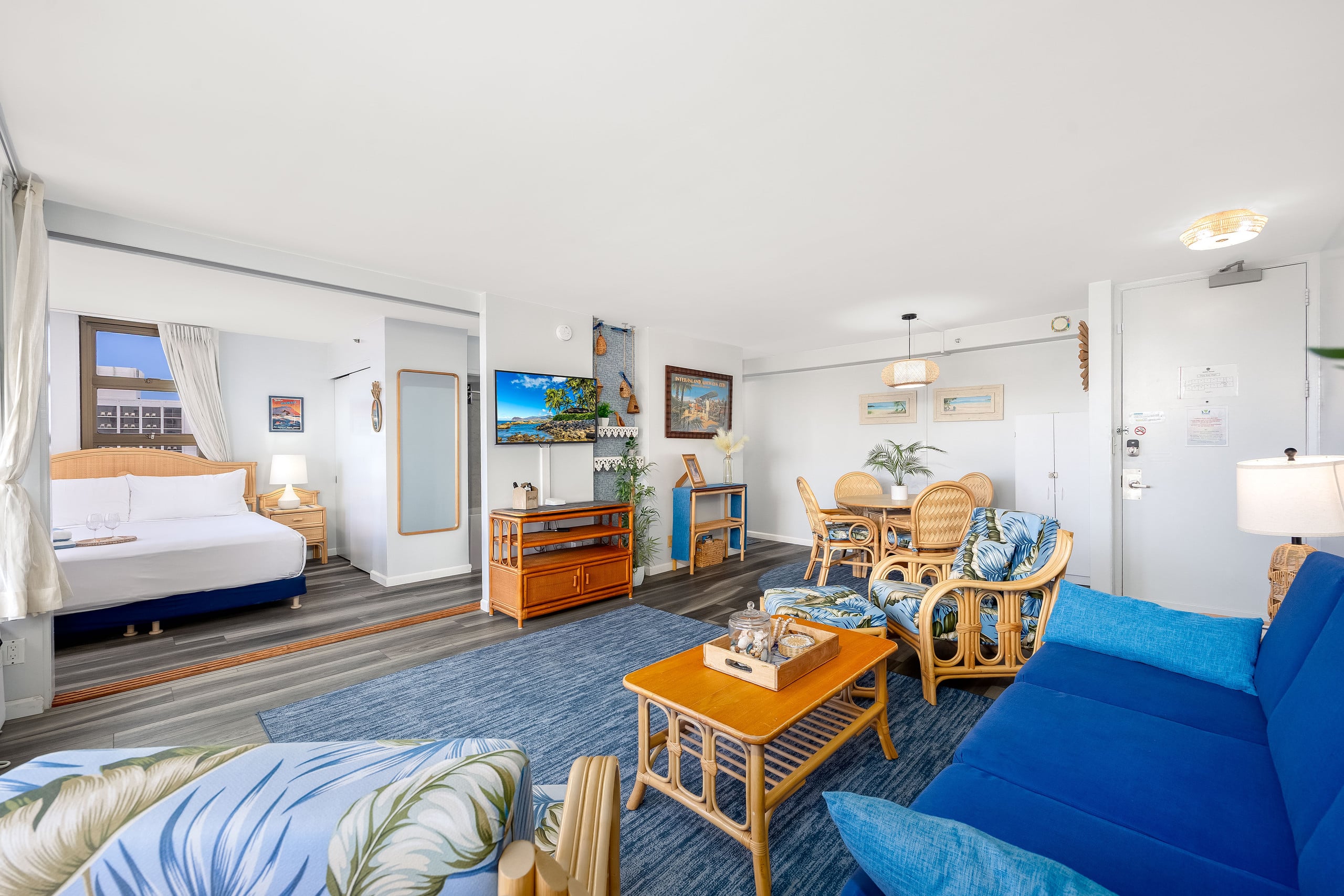 Waikiki condo w/ lanai, ocean views & beach gear - Image 9