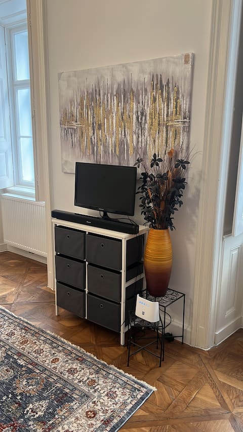 Top Airbnb: Charming Cathedral Apartment in Innere Stadt