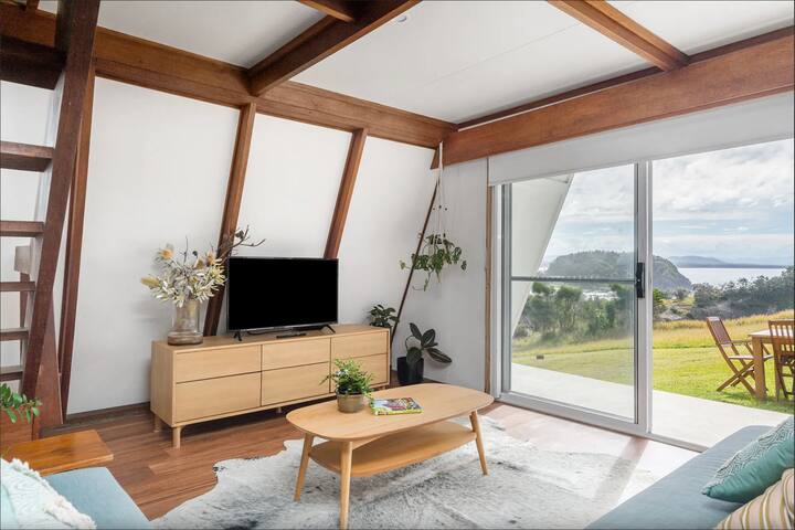 A Frame - Absolute Beach Front - Scotts Head