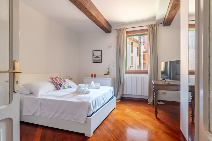 [Bologna Centro] – 12 People & Terrace + 170 mq