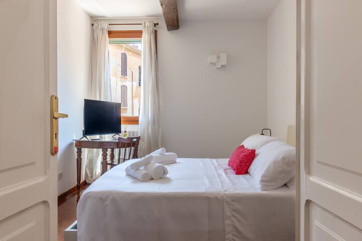 [Bologna Centro] – 12 People & Terrace + 170 mq gallery image 2