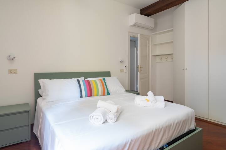 [Bologna Centro] – 12 People & Terrace + 170 mq gallery image 3