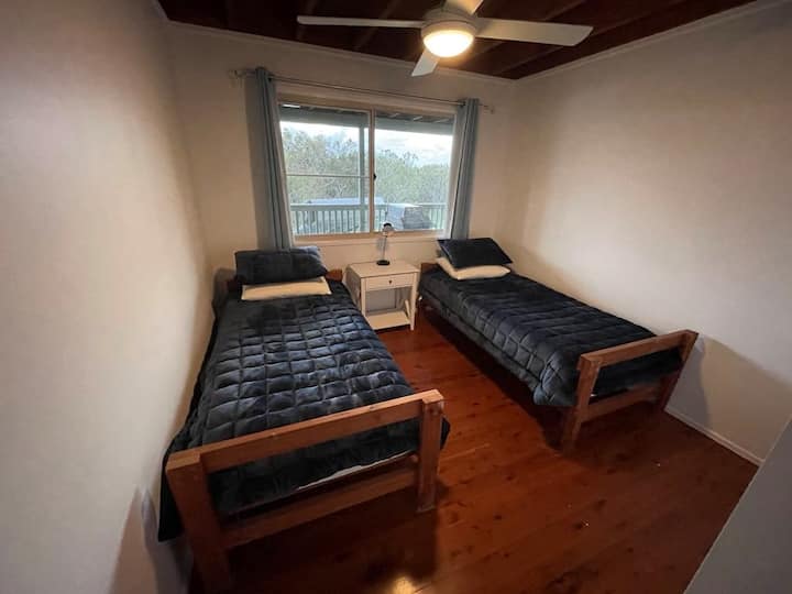 غرفة النوم الثانية في الطابق الأول
سريران مفردان 