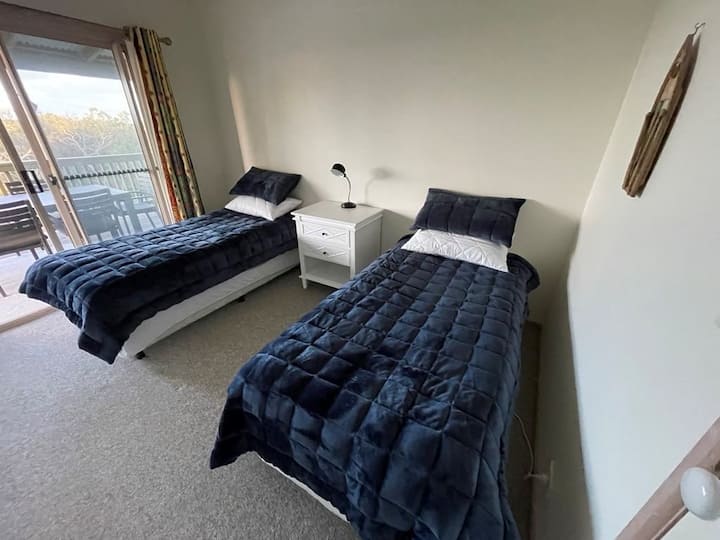 غرفة النوم 2 في الطابق الثاني 
سريران مفردان 