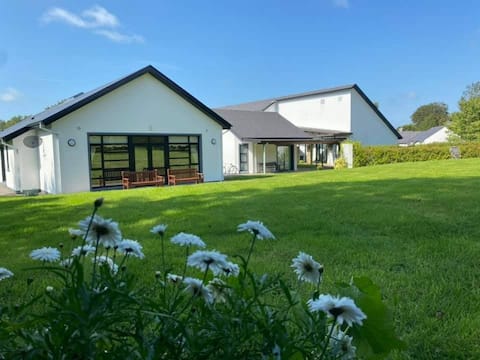 Father Peyton Centre, Ballina