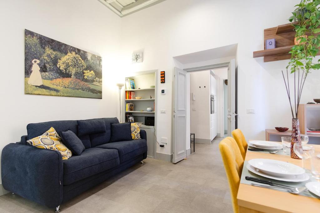 Ნათელი ღია მისაღები ოთახი სმარტ-ტელევიზორითა და კომფორტული გასაშლელი დივნით, რომელიც განკუთვნილია რომში ერთი დღის შემდეგ დასასვენებლად.