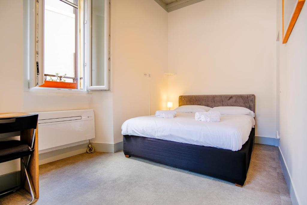 Ორადგილიანი ნომერი დიდი ზომის საწოლით, სმარტ-ტელევიზორით და ცალკე აივნით დასასვენებლად
