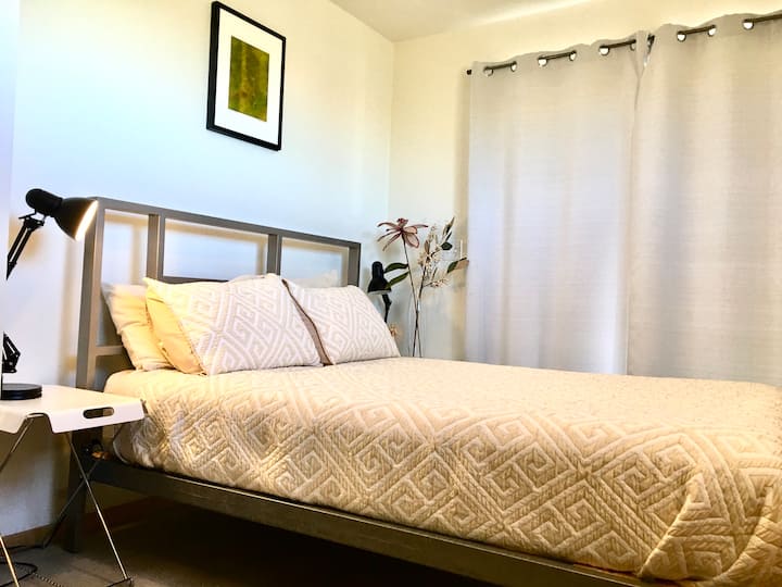 Მეორე საძინებელს აქვს გასაწევი ჯიბის კარი, რომელიც იკეტება განმარტოებისთვის.  Აბაზანა-ტუალეტი რამდენიმე ნაბიჯშია ამ საძინებლიდან. Გასაწევი კარი მიემართება გემბანისა და ჰიდრომასაჟიანი აუზისკენ.