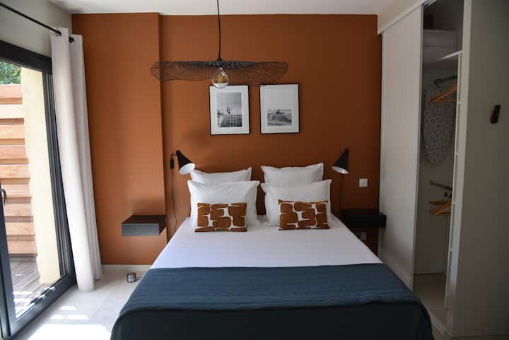 主卧室俯瞰露台及其R-1的绿色景观