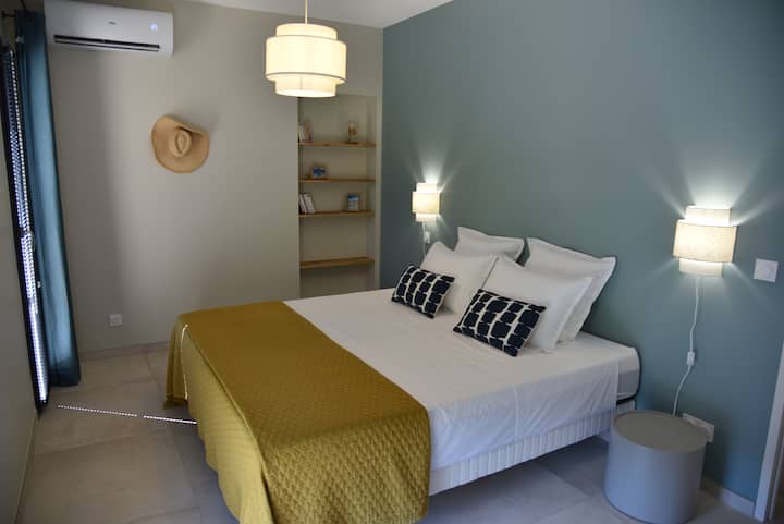 一楼设有带空调的双人卧室。 
（可能性：可应要求提供2张单人床）。