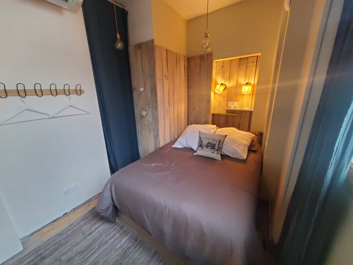 غرفة نوم "رئيسية" مجهزة بمنطقة "مكتب" صغيرة