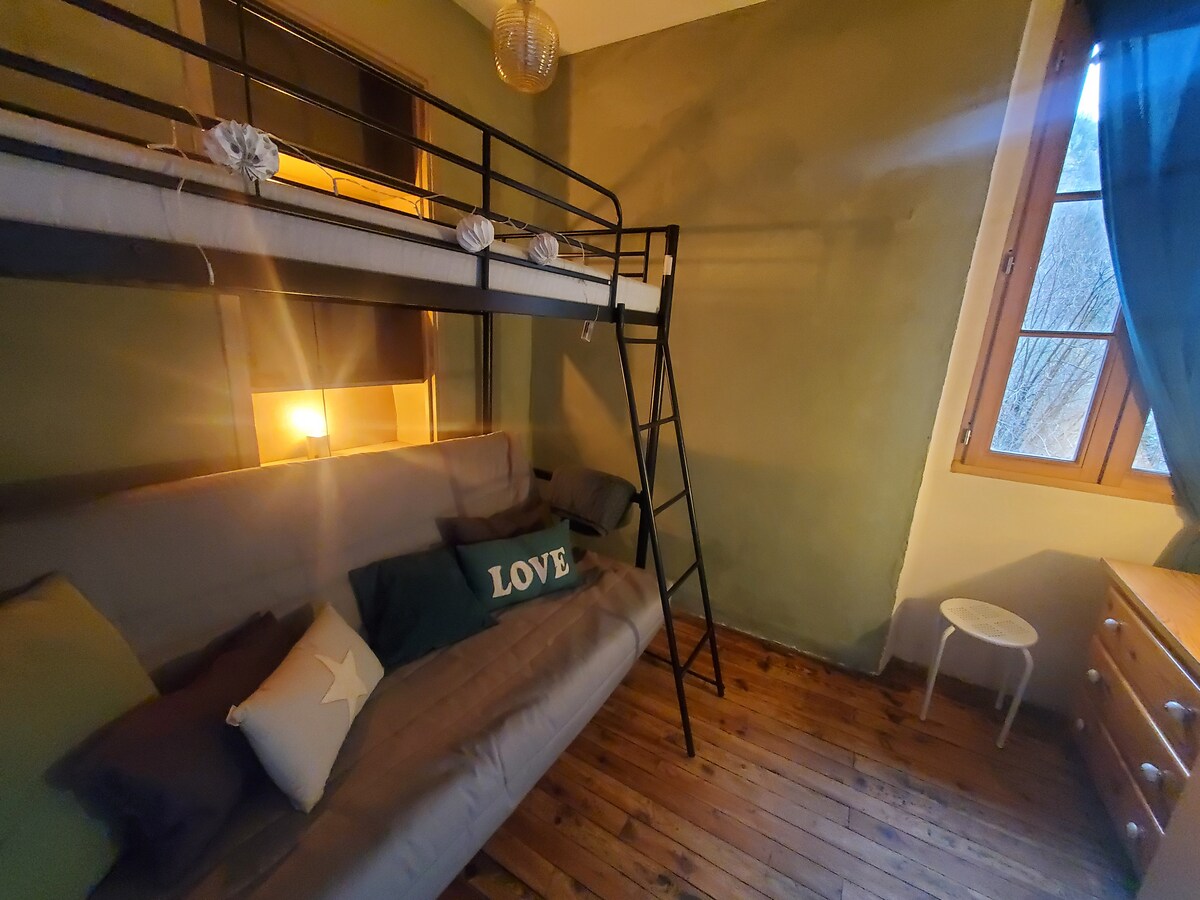 غرفة نوم يمكن أن تستوعب 3 أشخاص مع سريرين قابلين للطي وسرير مرتفع لشخص واحد.
إطلالات على الحديقة وصخرة العذراء. الهدوء مضمون.