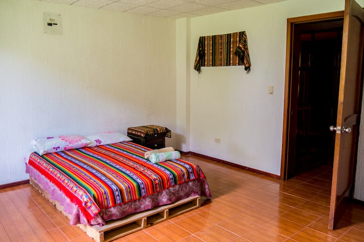 Habitación 2: con cama doble. 
Dormitorio 2 - Con cama doble.