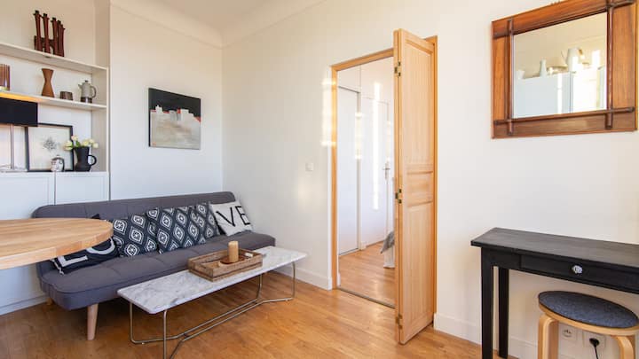 ห้องนั่งเล่นพร้อมเตียงโซฟา 1 หลัง