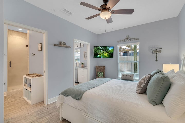 Ontspan en geniet van je avondshows op onze Roku TV.