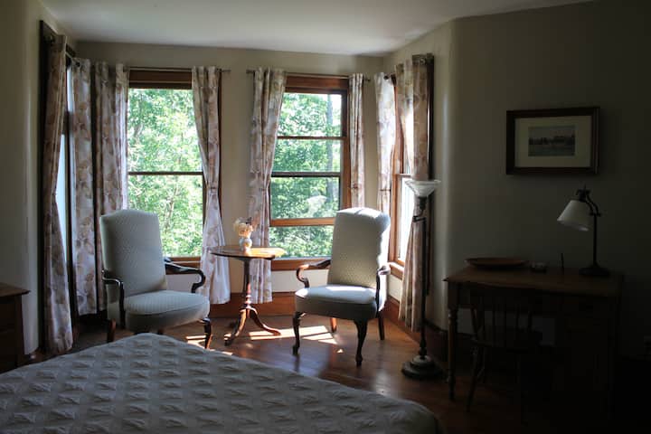 Majestic má veľmi pohodlnú manželskú posteľ s manželskou posteľou, posedenie s posedením, komodu a písací stôl.  Vľavo sú dvere, ktoré umožňujú prístup na balkón.