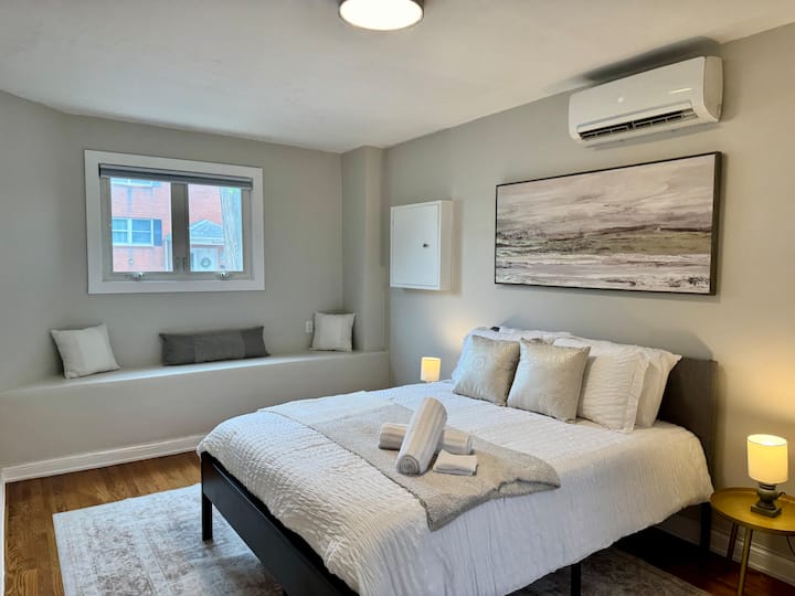 חדר שינה ראשי מזמין עם מצעים יוקרתיים ואווירה שלווה.