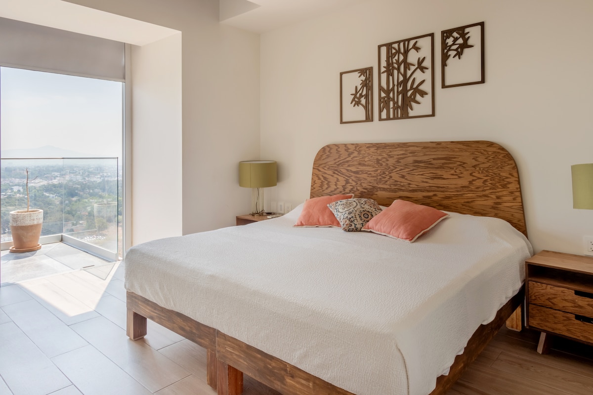 Diseñada para el descanso, esta habitación combina amplitud y funcionalidad. Cama King, clóset, vestidor, aire acondicionado y cortinas que bloquean la luz garantizan comodidad día y noche.