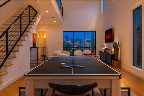 Popular Airbnb listing: Skyline Loft · Sleeps 10 · Games · 2 min DART in Design District