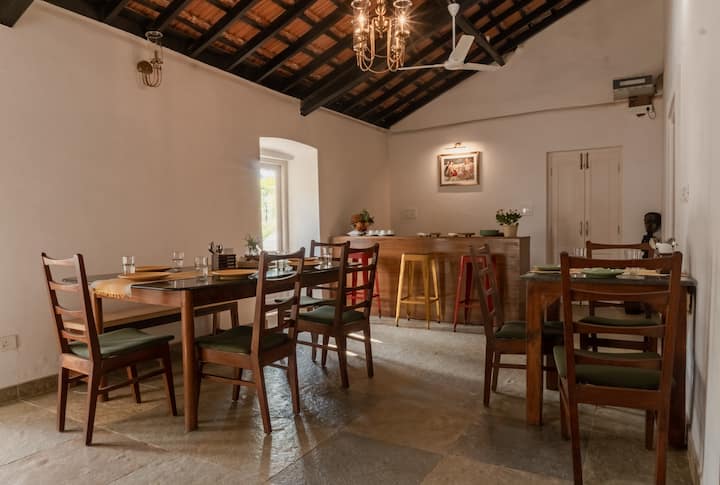 Dining area image 5