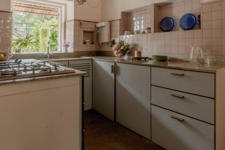 Full kitchen image 2