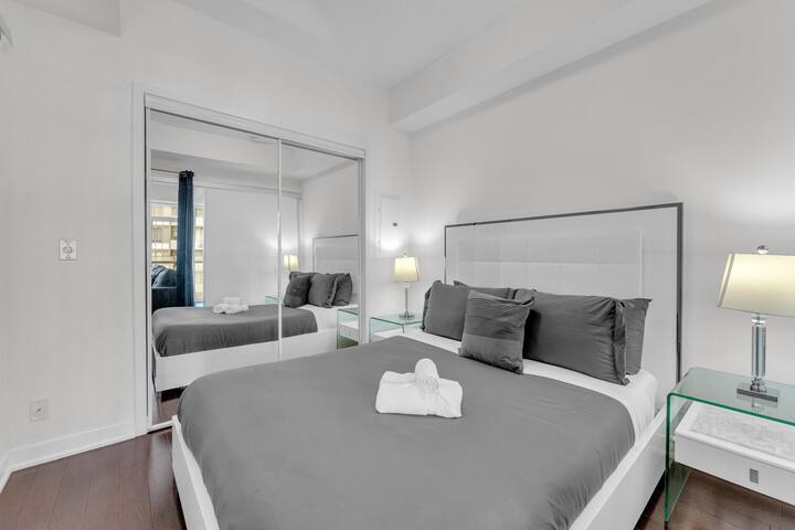 Luxe 3BR Condo Downtown Toronto with Free Parking gallery image 5