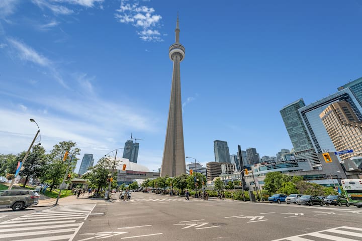 Luxe 3BR Condo Downtown Toronto with Free Parking