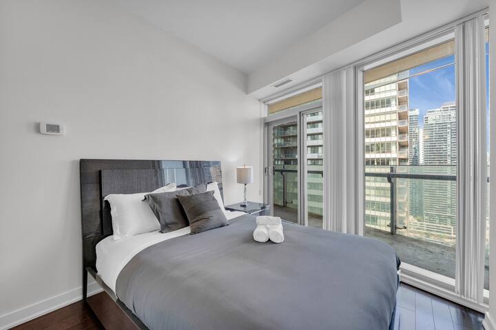 Luxe 3BR Condo Downtown Toronto with Free Parking gallery image 4