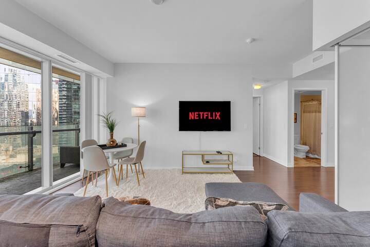 Luxe 3BR Condo Downtown Toronto with Free Parking gallery image 2
