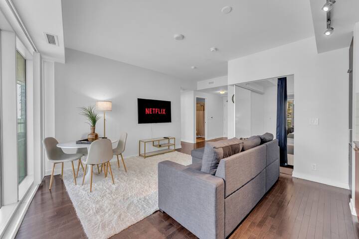 Luxe 3BR Condo Downtown Toronto with Free Parking gallery image 3