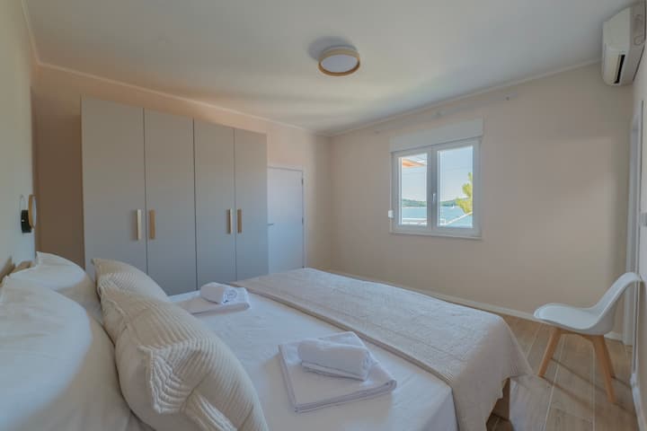 Спална соба 1 со брачен кревет (широк 150-179 см), вклучена е постелнина. Поглед кон море. Москито мрежи на прозорците. Приватна бања со тоалет и туш. Достапен е клима уред во оваа соба + голема гардероба.