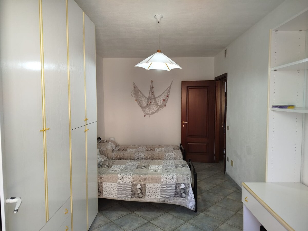 Idealno za djecu ili prijatelje, s udobnim krevetima i prostorom za igru ili opuštanje. Namješteno na jednostavan i funkcionalan način, osmišljeno kako bi osiguralo praktičnost i udobnost.