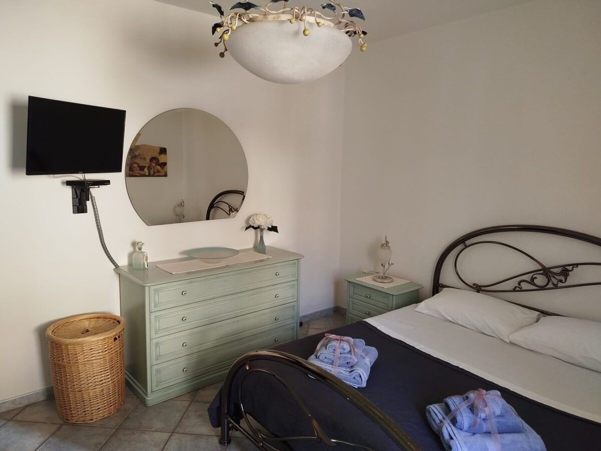 Prostrano i svijetlo, s udobnim krevetom, prostranim ormarom i opuštajućom atmosferom. Savršeno za odmor nakon dana planinarenja ili na moru.