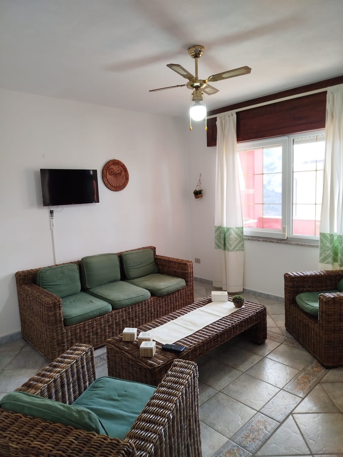 Udoban i svijetao dnevni boravak s kaučem i foteljama, televizorom i prostorom za opuštanje. Idealno mjesto za opuštanje nakon dana na plaži ili istraživanja okolice!