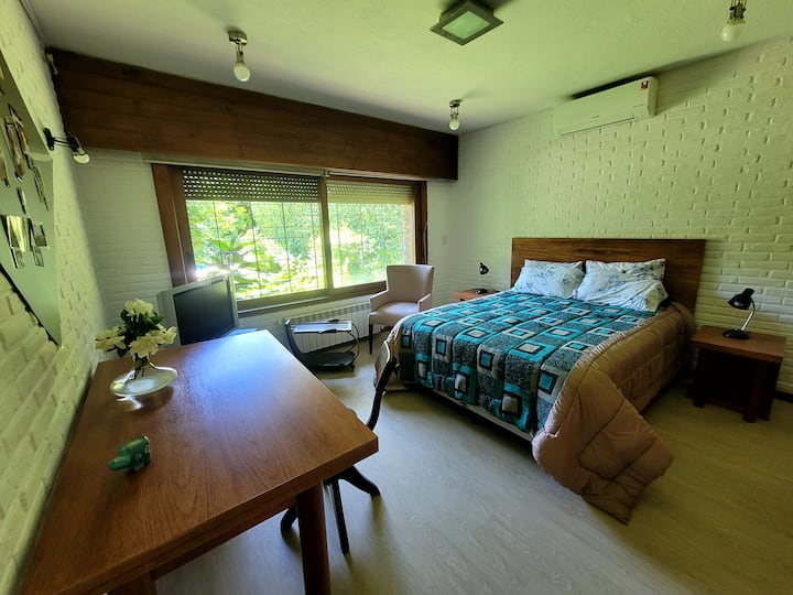 Спална соба со брачен кревет (широк 150-179 см). Можност за додавање уште еден дополнителен кревет. 
Работно биро/биро за учење. 
Поглед кон градина. 
Телевизор 
Стол за опуштање и читање. 
Опрема за греење и климатизација на радијаторот. 