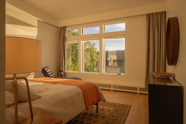 Cozy queen bed with the best river view in town