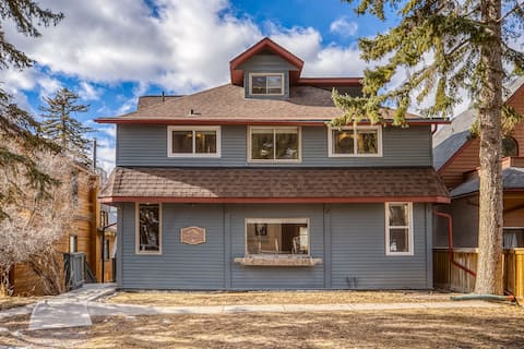 Massive Mountain House in heart of BANFF-Sleeps 23