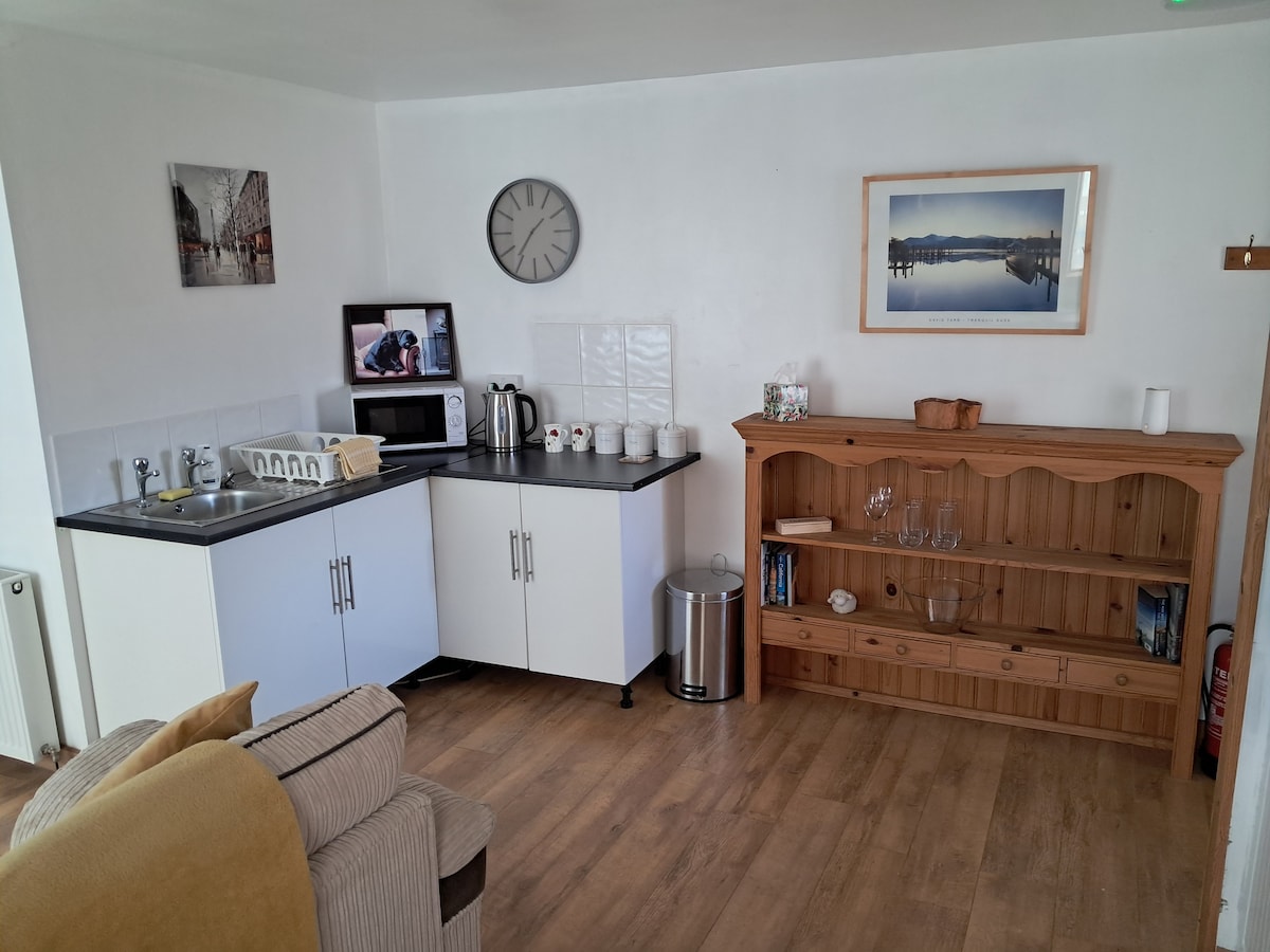 Malá stanica na prípravu čaju a kávy s mikrovlnnou rúrou na ohrev pripravených jedál a malou chladničkou.
Upozorňujeme, že nie je k dispozícii žiadny sporák ani varná doska na varenie jedál.