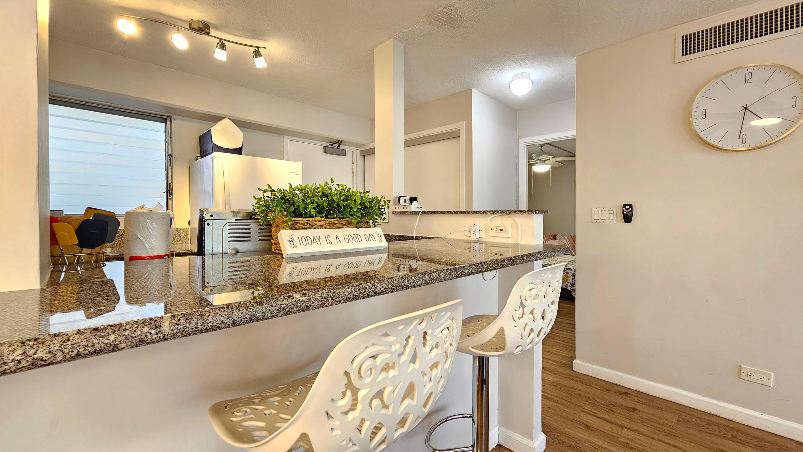 Aloha Stay – 2BR w/ Free Parking - Image 41