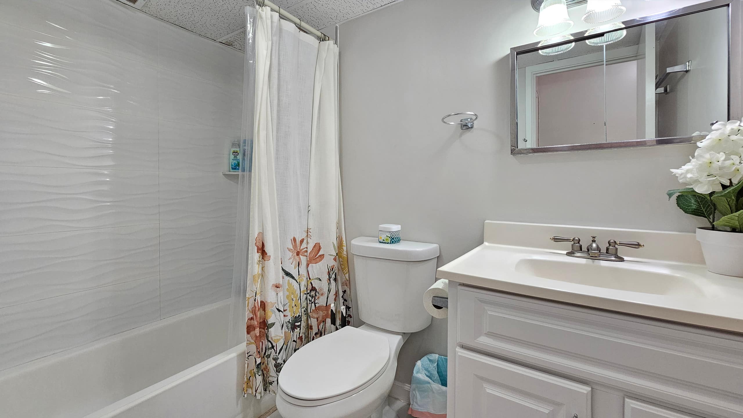 Aloha Stay – 2BR w/ Free Parking - Image 24