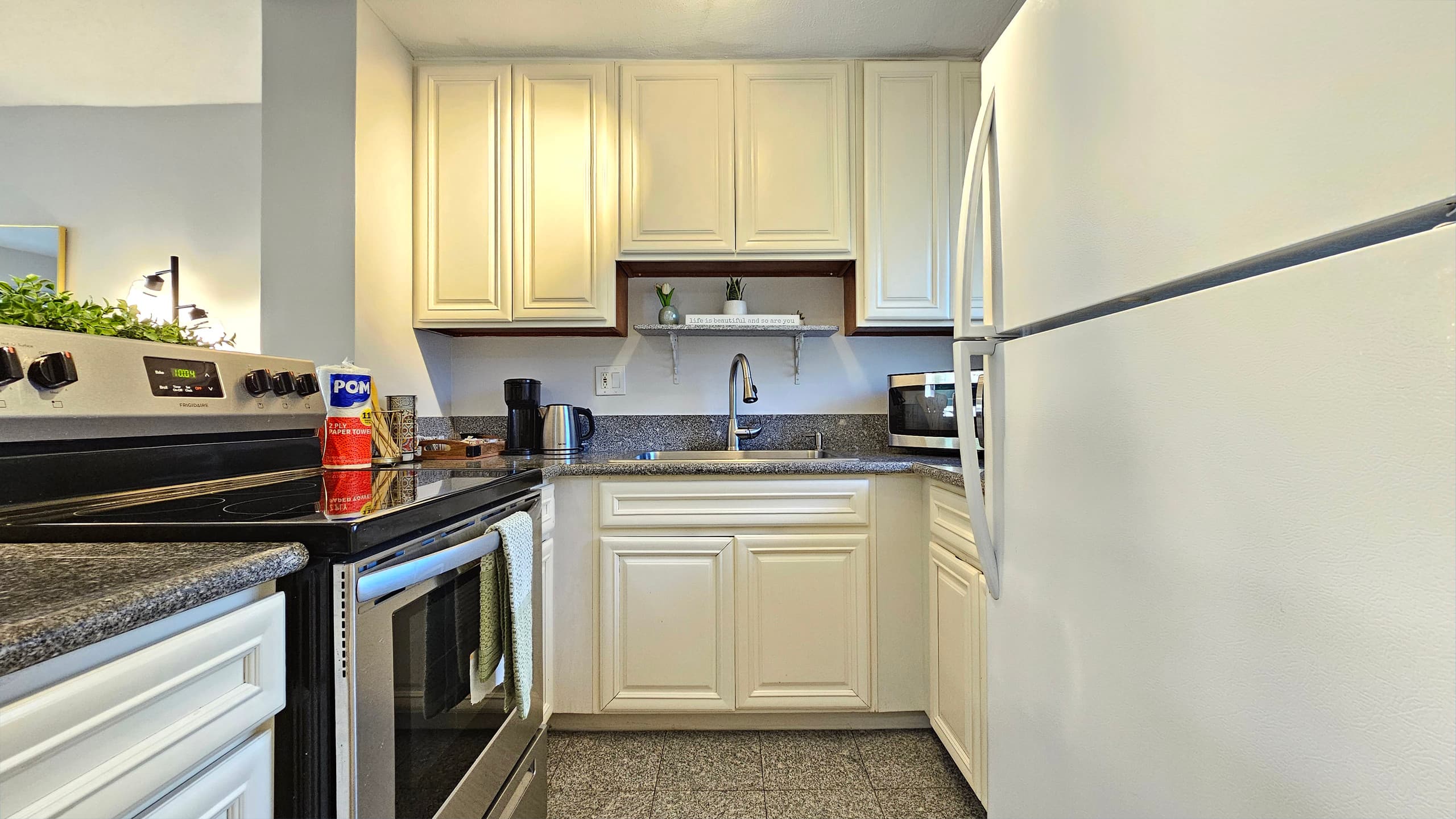 Aloha Stay – 2BR w/ Free Parking - Image 11
