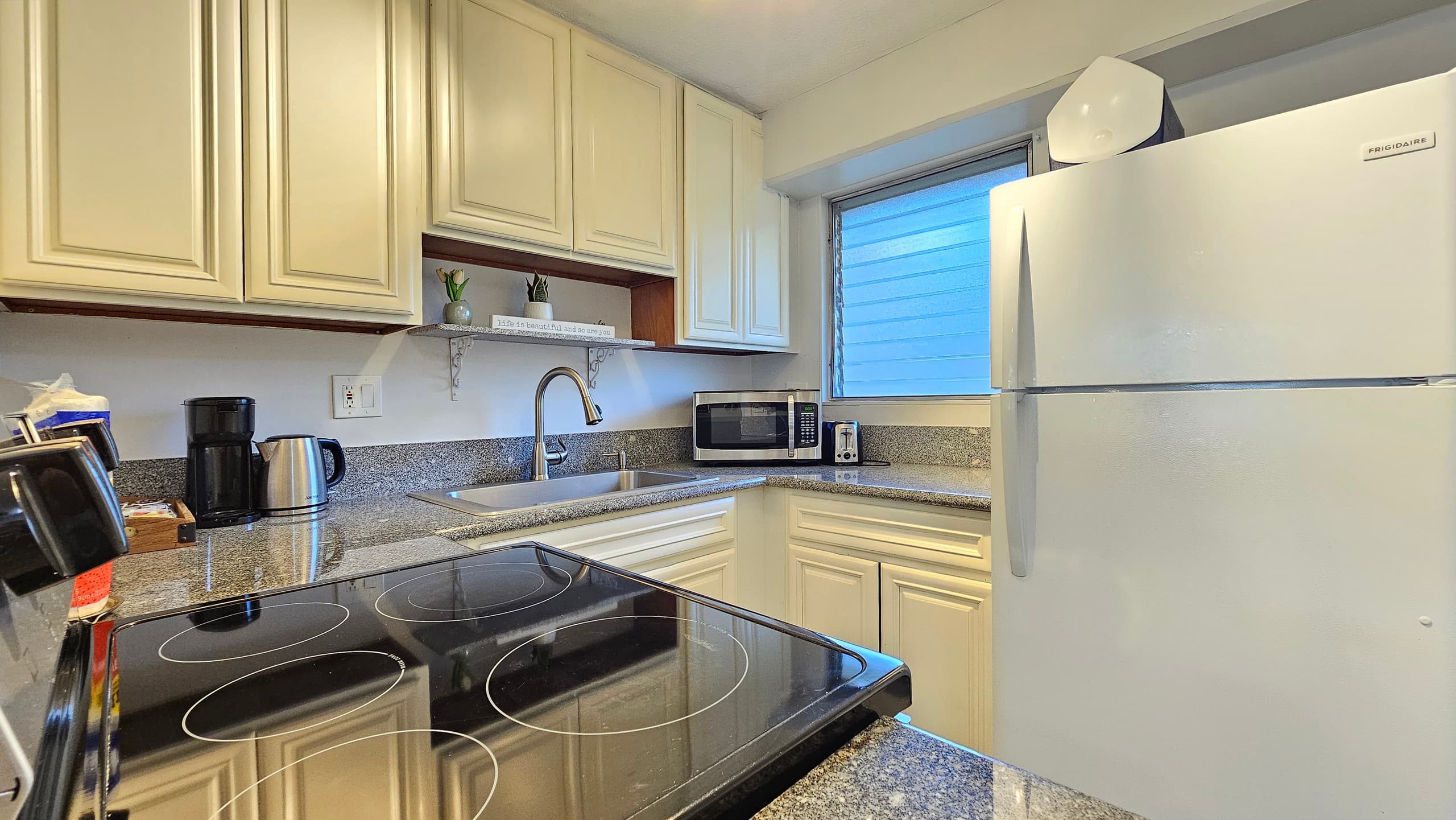 Aloha Stay – 2BR w/ Free Parking - Image 4