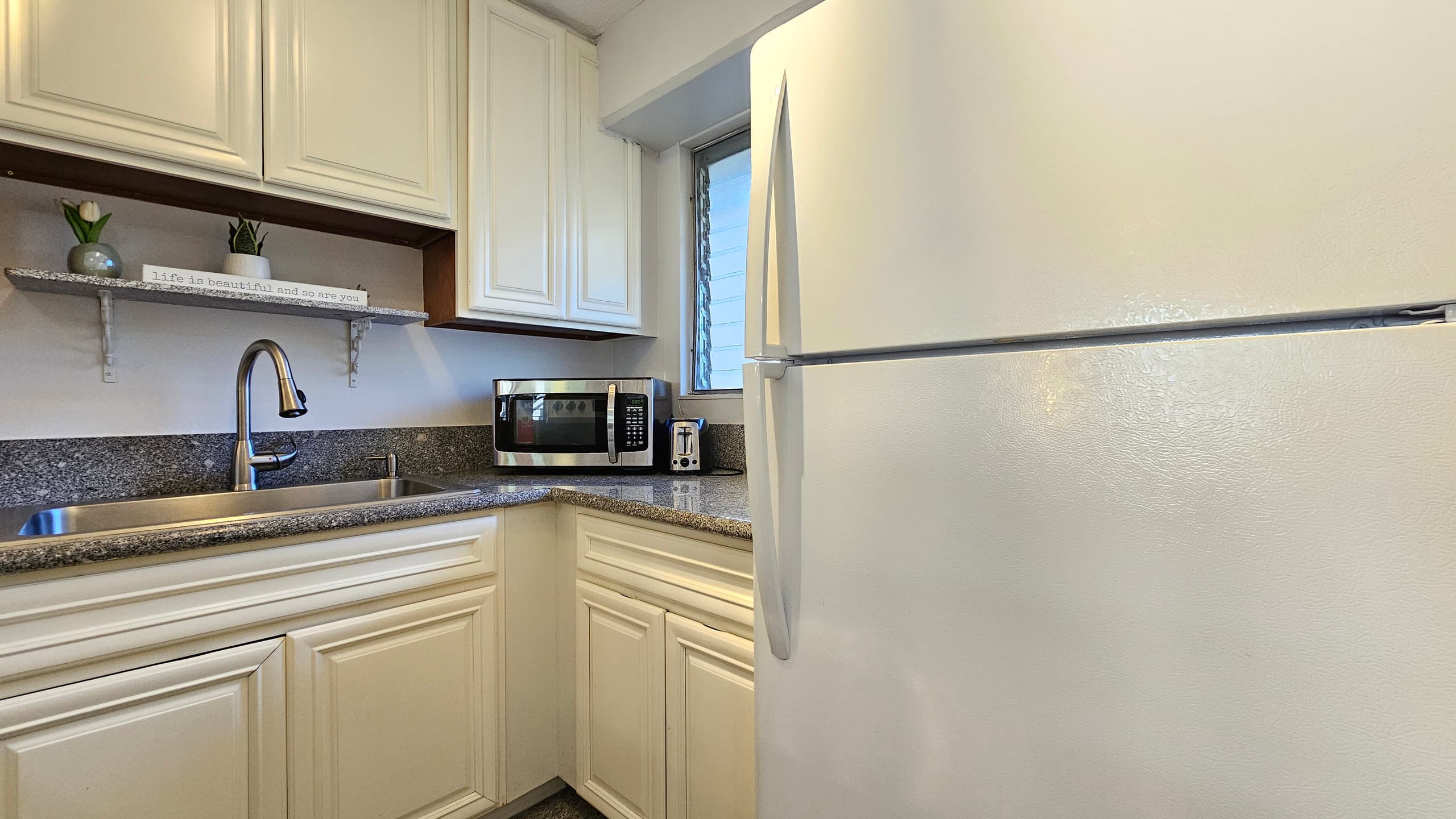 Aloha Stay – 2BR w/ Free Parking - Image 6