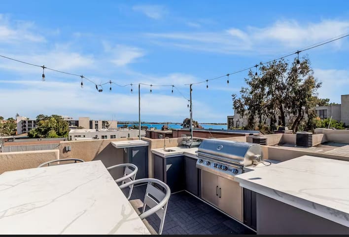 Rooftop Bar w Bay View, Jacuzzi, Parking, BBQ, A/C