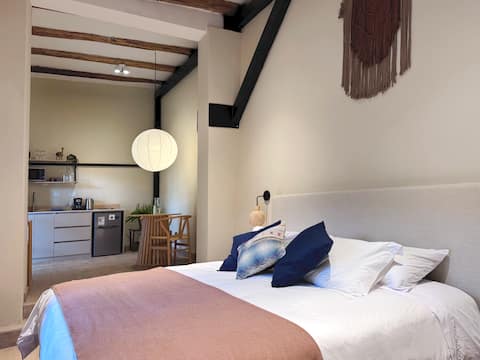 King Bed Chic Apt - 3 Blocks from Plaza de Armas