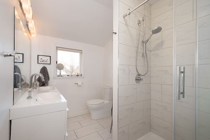 Kits Point Entire House – 1 Block to Beach gallery image 2