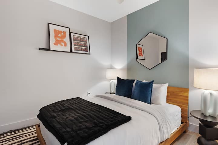 简洁的线条、凉爽的氛围和一张标准双人床，在外出一天后正好入睡。
